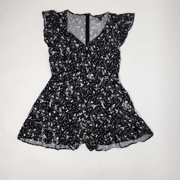 Express Dresses & Skirts - EXPRESS Black White Short Sleeve Romper - Medium